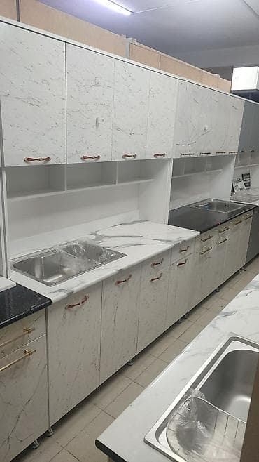 stol: Кухонный гарнитур в современном стиле с фасадами под белый мрамор. - — 3