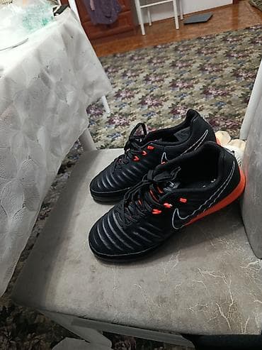 футбольный ботас: Футбольные бутсы/сороконожки Nike (модель с амортизирующей пяткой) - — 1