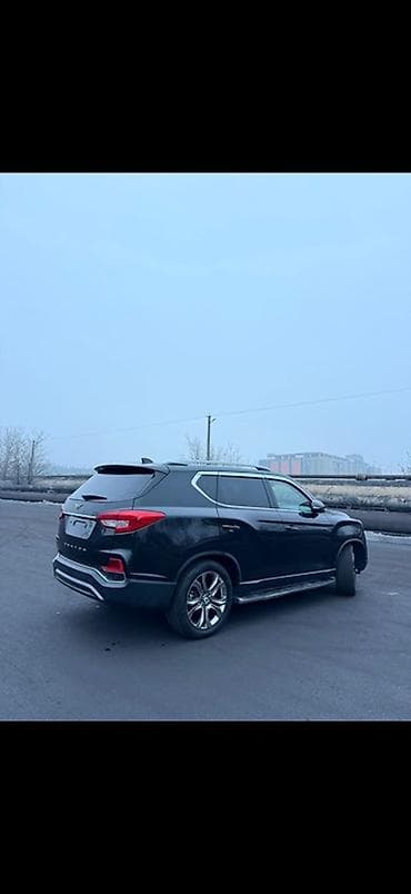 кожаные сидения: Полноразмерный 7‑местный кроссовер/внедорожник черного цвета — 2