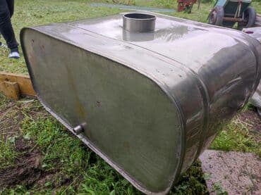 пустые канистры: Продаю две ёмкости из пищевой нержавейки объемом 140 литров, раньше — 8
