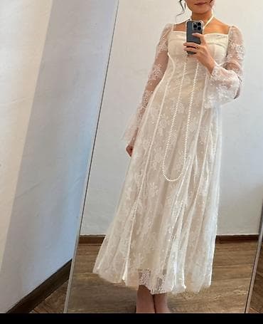 платья для свадьбы вечерние: Ажурное белое платье миди с длинными прозрачными рукавами - Силуэт — 2