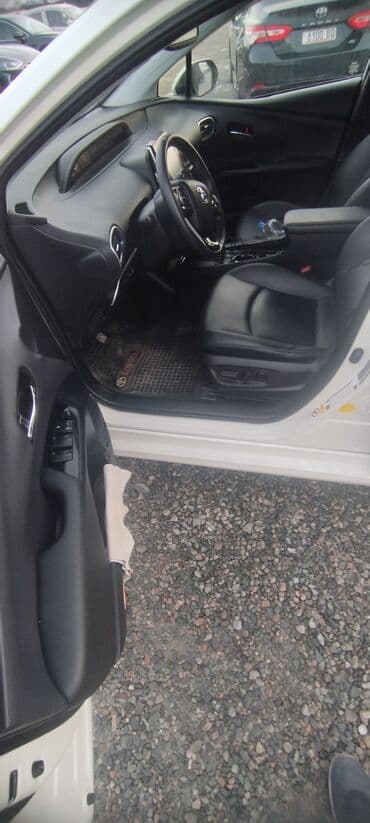 prius v: Toyota Prius: 2019 г., 1.8 л, Гибрид — 10