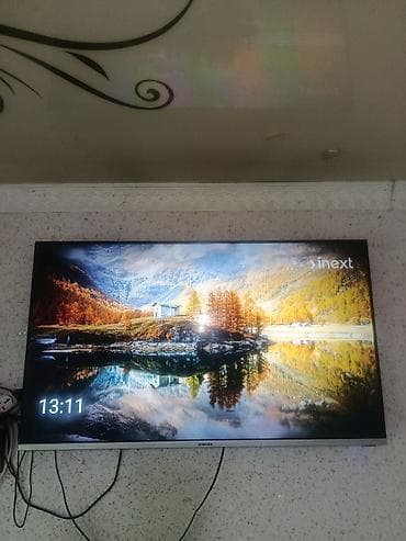 Телевизор Samsung, диагональ примерно 43–50". Плоская LED-панель — 1