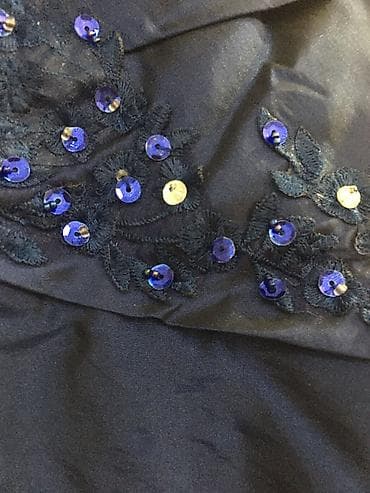 атласный костюм вечерний: Вечернее платье насыщенного темно‑синего цвета с декоративной — 2