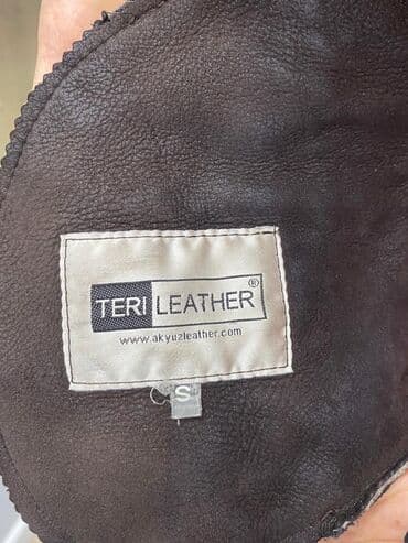 дубленка короткая: Продаю дублёнку, длина чуть ниже колен. Реальным клиентам торг — 3