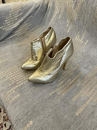 женские босоножки: Золотистые женские ботильоны на шпильке. - Материал верха: гладкая — 2
