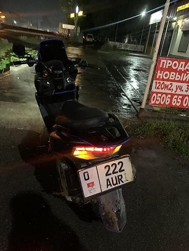 скутер большой: Скутер макси-класса, черный, с синими акцентами и высоким ветровым — 4