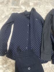 спортивные костюмы для девочек: 2шт рубашек и 2шт джинсы Состояние отличное На возраст 6-7-8 лет — 2