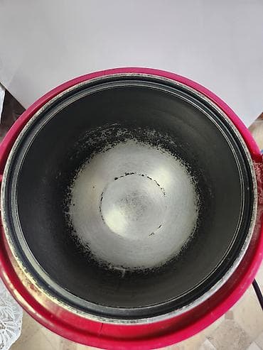 рисоварка: Рисоварка чугунная компактная, красного цвета. Основные особенности — 2