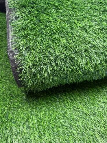 Искусственный газон светло-зеленого цвета, имитирующий натуральную