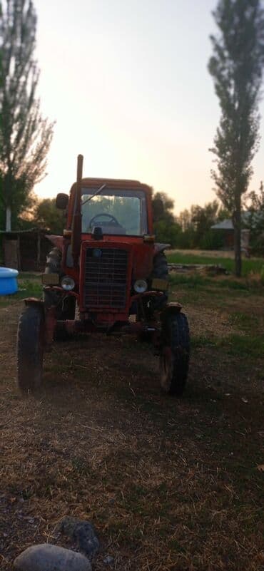 Тракторы ВТЗ: Красный трактор МТЗ, оснащенный кабиной для оператора, предназначен — 1