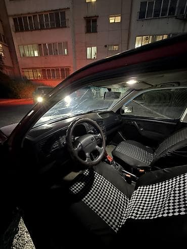 неделю: Volkswagen Golf: 1994 г., 1.8 л, Механика, Бензин, Хэтчбэк — 8