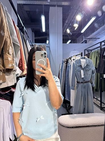 Кофты, свитеры: Женский джемпер с бантиками - Модель с V-образным вырезом и рукавом — 4