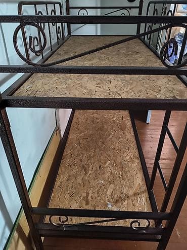 двух этаж крават: Двухъярусная металлическая кровать с декоративной ковкой. общая длина — 1