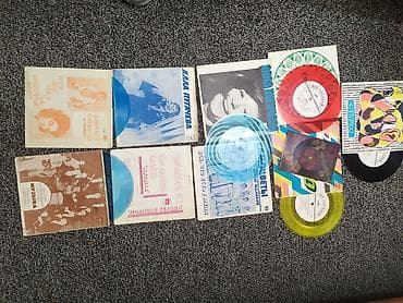 Китептер жана журналдар: Маленькие виниловые пластинки.Разный репертуар.Есть цветные .Хиты — 4