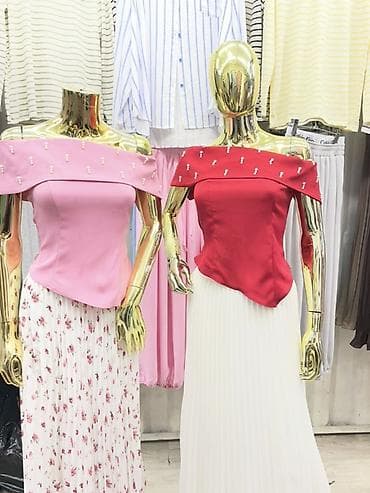 атласный топ: Топ-бюстье с открытыми плечами и декором жемчужными бусинами - — 1