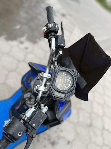 мини мопеды: Скутер бензиновый, с вариатором, ярко‑синего цвета с белыми боковыми — 2