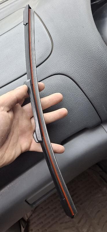 на лобовом стекле: Задняя щётка стеклоочистителя для автомобиля. мне дворники не подошли — 1