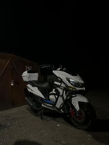 скутерь: Скутер/quadro-скутер (белый), городского класса Ключевые особенности — 4