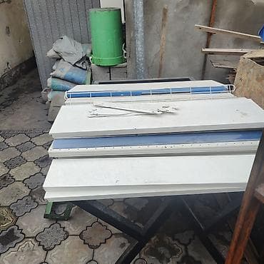 точные весы: Торговый стеллаж пристенный металлический Б/У, три колоны. - Полки — 3