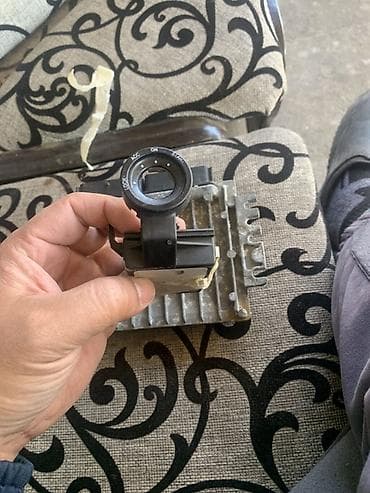 катализатор авто: Блок управления двигателем (ЭБУ) + модуль замка зажигания/считыватель — 1