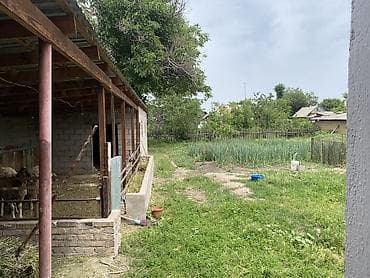 дом из лстк: Сдаётся дом с хозяйственным двором и большим участком. - Участок — 4