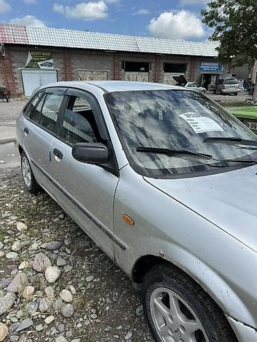 с люком: Mazda 323: 1999 г., Механика, Бензин, Хэтчбэк — 3