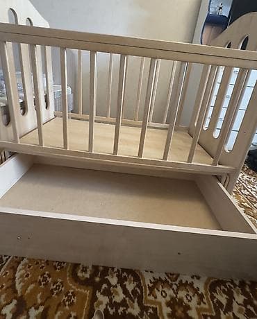 Парты: Детская кроватка с вместительным выдвижным ящиком. возможность — 2