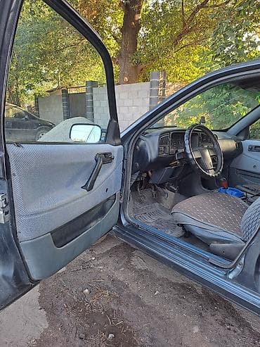 Унаа сатуу: Volkswagen Passat: 1988 г., 1.8 л, Кол менен иштөөчү, Бензин, Седан — 4