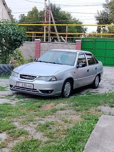 Автомобиль седан серебристого цвета. Основные характеристики и