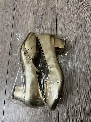 туфли для бальных танцев: Туфли для танцев золотистого цвета. Маломерит на 1 размер Мягкая — 1