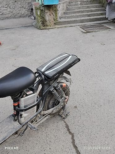 детские велосипедные шлемы: Электроскутер/электробайк с широкими колесами и усиленной подвеской — 4