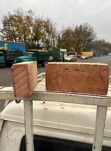 Полнотелый керамический кирпич красного цвета. - Тип: обожжённый