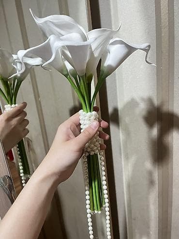 вспышки: Букет-дублёр с каллами и жемчужным декором - Состав: белые каллы — 2