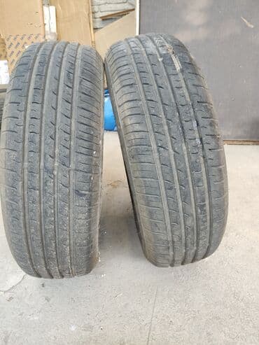 175 65 14 зимние шины: Две автомобильные шины размером 185/70R14 с индексом нагрузки 88 и — 4