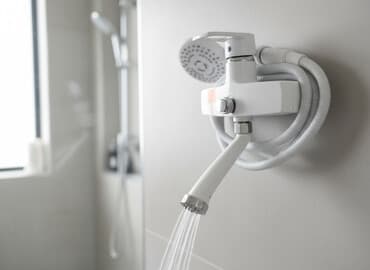 Белый душевой комплект с гибким шлангом и лейкой. Включает в себя