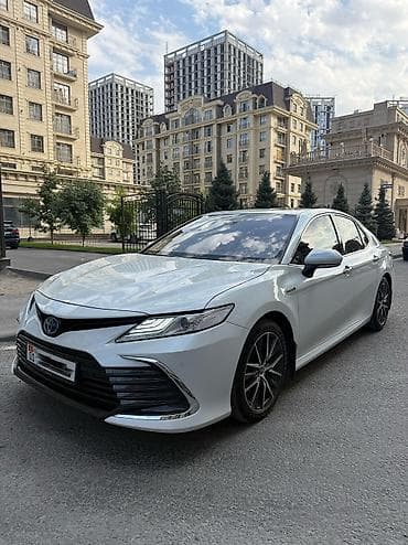 byd e2 2023: Toyota Camry: 2021 г., Гибрид, Седан — 3