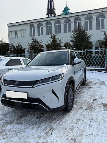 audi q8: Компактный кроссовер, 5‑дверный, кузов белого цвета с контрастными — 2