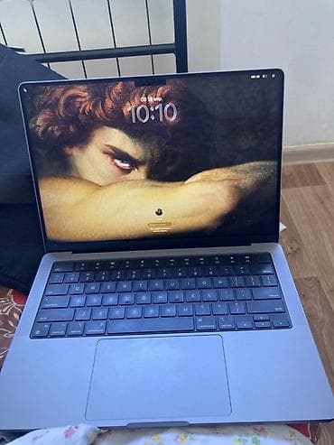 Apple MacBook (серия Pro 14") в цвете Silver. Ключевые особенности: -