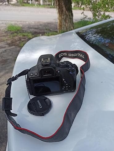 Срочно продам Фотоаппарат Canon EOS 700D, цифровая зеркальная камера с