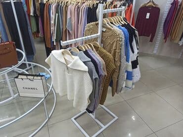 оборудование в бутик: Кронштейны Стеллажи Стойки Вешала Столы ресепшен Раскладочные — 27