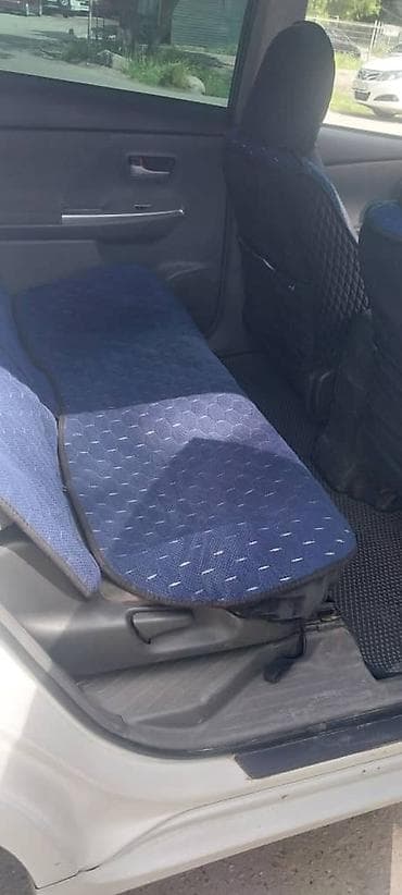 семейный авто: Toyota Prius V: 2012 г., Гибрид, Универсал — 6