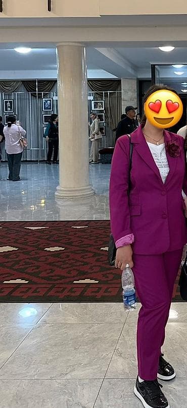 Жеке буюмдар: Яркий женский костюм-двойка цвета фуксия. 3500 сом Италия покупала за — 1