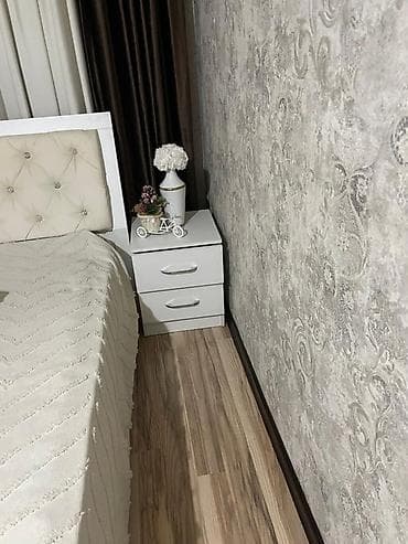 Спальные гарнитуры: Двуспальная кровать с мягким изголовьем + две прикроватные тумбы - — 2