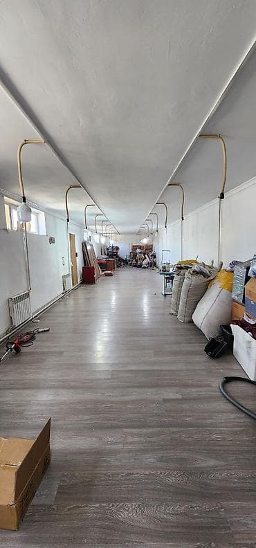 суточный дом каракол: 200м² ичинен 100м² гана жук, буюмдарды сактаганга беребиз. Толук — 6