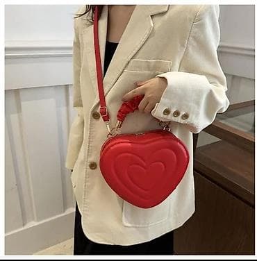 Кайыштар жана курлар: Сумка-кроссбоди в форме сердца, ярко-красная. Основные особенности: - — 2