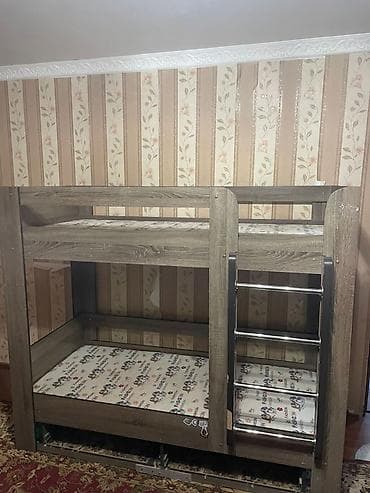 Мебель: Двухъярусная кровать из ЛДСП под дерево с металлической вертикальной — 1