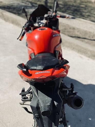 Мототехника: Спортивный мотоцикл в красном цвете с обтекателями в стиле спортбайка — 4