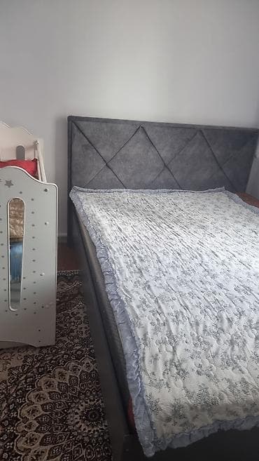 крват: Двуспальная кровать серого цвета с мягким изголовьем. Изголовье — 2