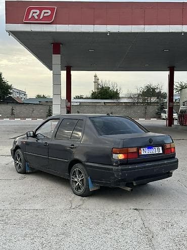 кок талаа: Volkswagen Vento: 1992 г., 1.8 л, Кол менен иштөөчү, Бензин, Седан — 5